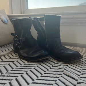 Henry Beguelin, black leather, herringbone & hardware detailing. Inner zip.